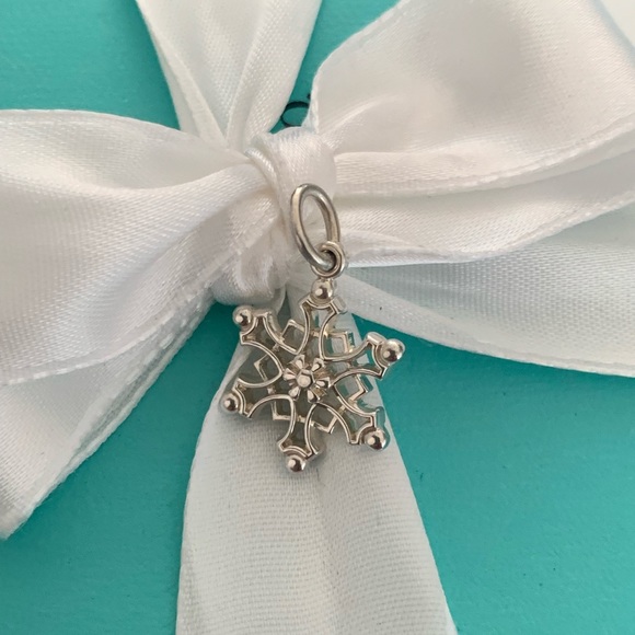 🎄🎄🎄🎄🎅🤶🔥🔥🔥🔥Tiffany & Co Snowflake Charm -RETIRED - Picture 2 of 7